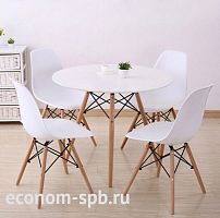 Круглый стол и стулья Eames фото